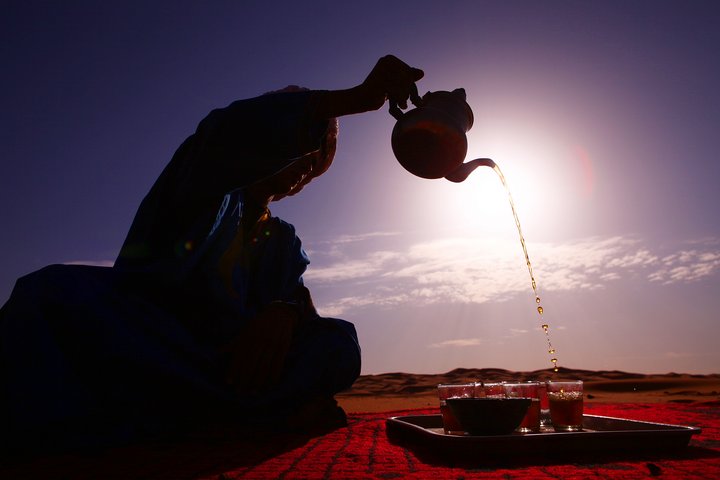 Tee serviert in der Wüste