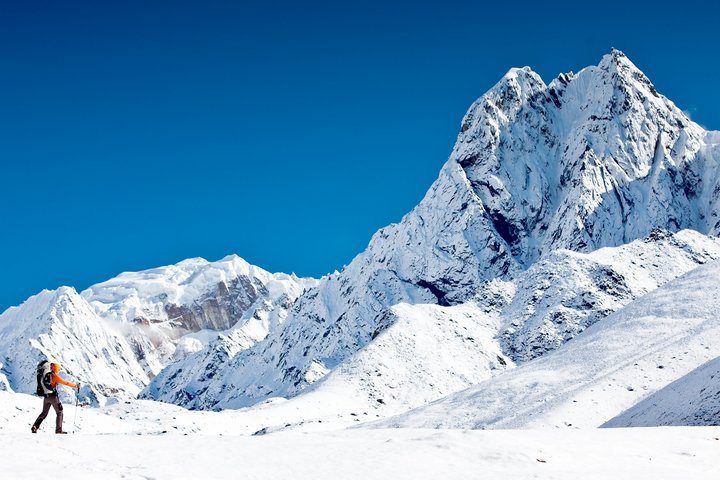 Trekker vor Schneeberg in Tibet