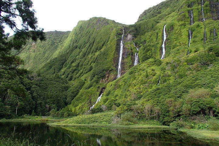 Wasserfälle an grünen Hängen auf den Azoren