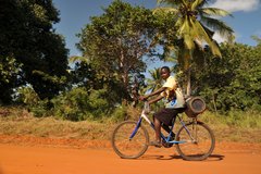 Junge auf seinem Fahrrad in Mosambik