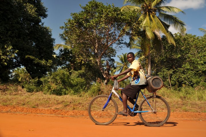 Junge auf seinem Fahrrad in Mosambik