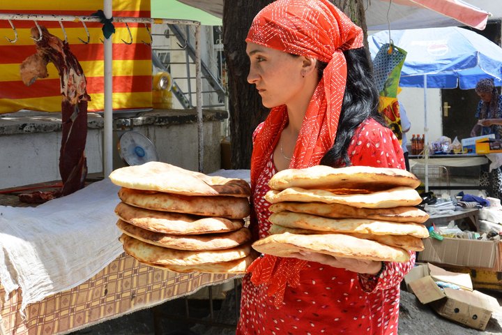 Marktfrau mit Fladenbroten in Zentralasien