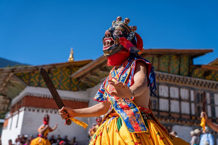 Eindrückliche Masken der Tänzer am Tsechu in Jambay Lhakhang in Bhutan