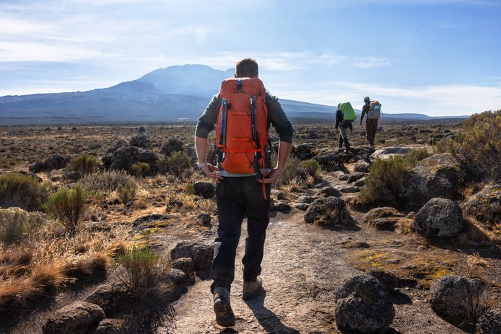 Wanderer unterwegs zum Kilimanjaro in Tansania