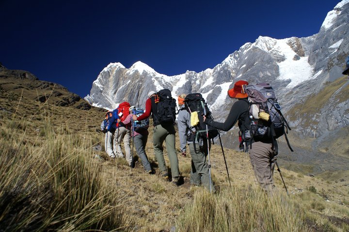 Wanderer vor den Schneebergen der Cordillera Huayhuash