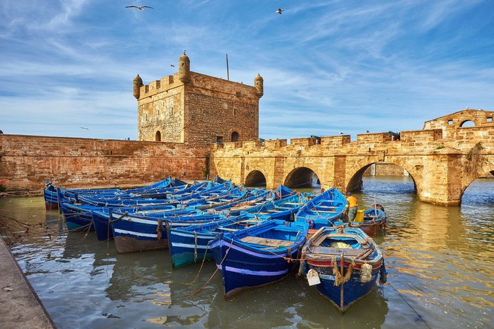 Blaue Fischerboote im Hafen von Essaouira