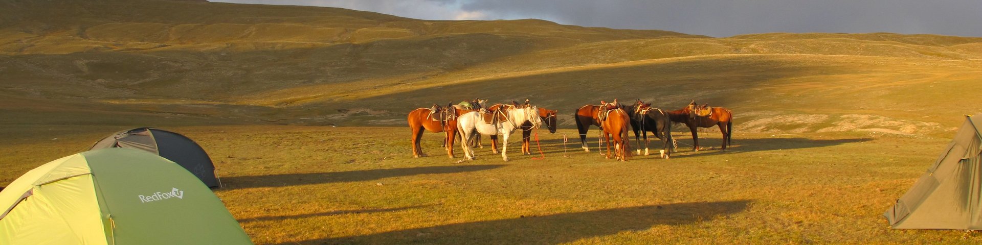 Zeltcamp in Kirgistan bei Abendlicht