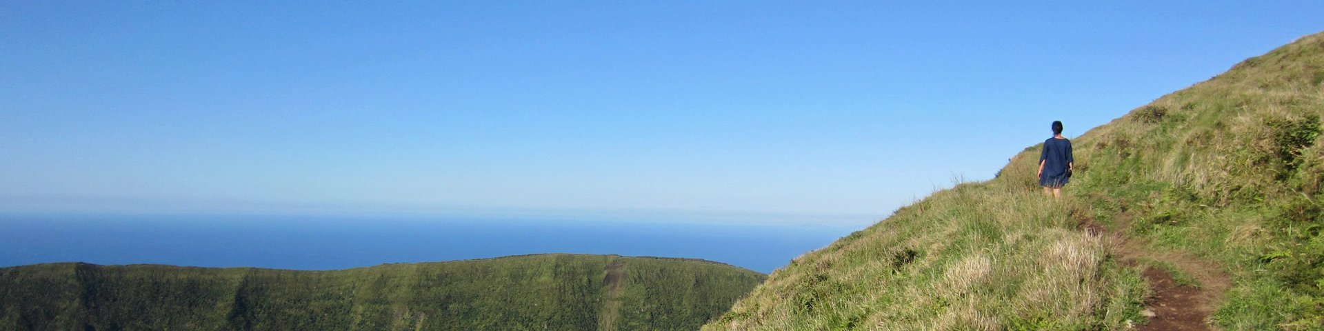 Person auf Kraterwanderung Caldeira Faial