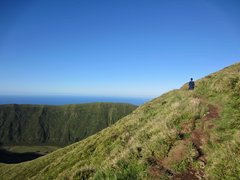Person auf Kraterwanderung Caldeira Faial