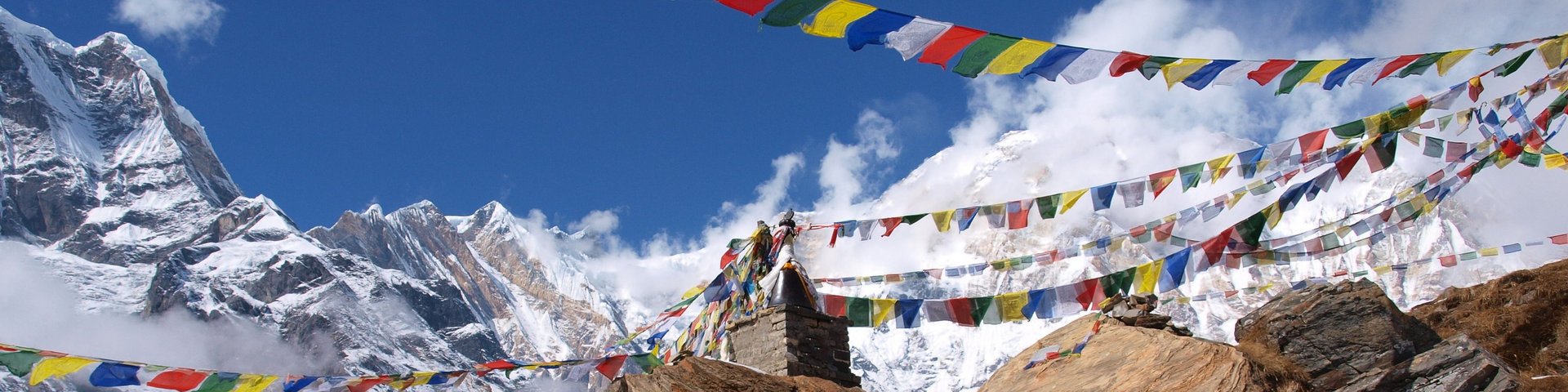 Im Wind flatternde Gebetsfahnen in den Bergen von Bhutan