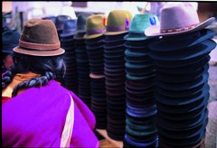 Ecuadorianerin mit Hut auf dem Markt
