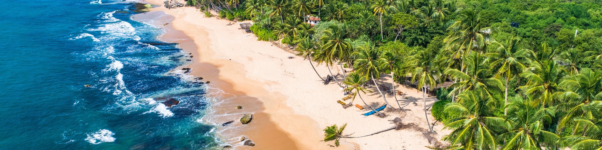 Blick auf den Strand, das Meer und die Palmen von Tangalle in Sri Lanka