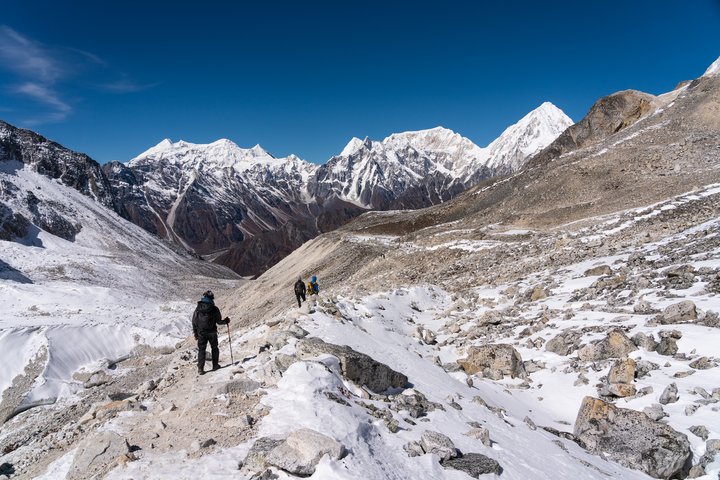 Wanderer unterwegs zum Larkya La in Nepal