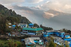 Dorf Tadapani in Nepal mit Annapurna-Massiv im Hintergrund