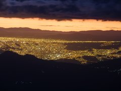 Blick vom Hochlager des Illimani auf La Paz in der Morgendämmerung