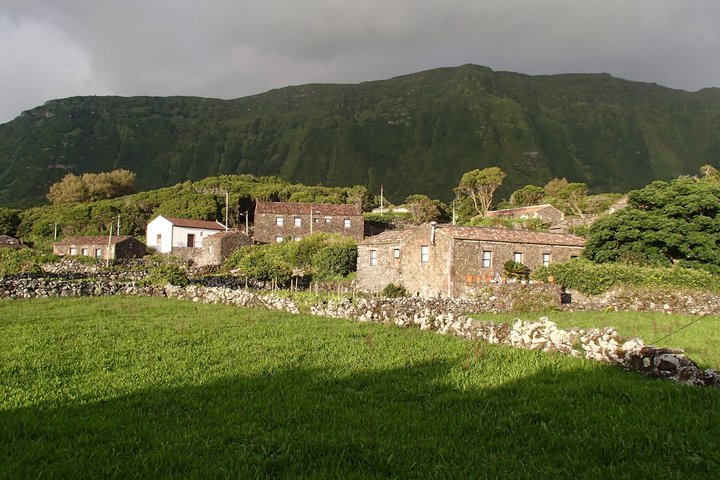 Dorf Aldeia da Cuada im Grünen auf der Insel Flores