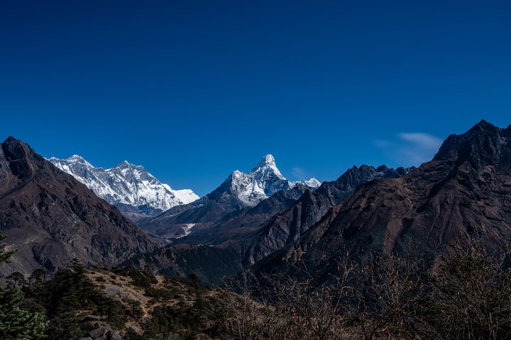 Erste Blicke auf Ama Dablam, Lhotse und Everest in Nepal