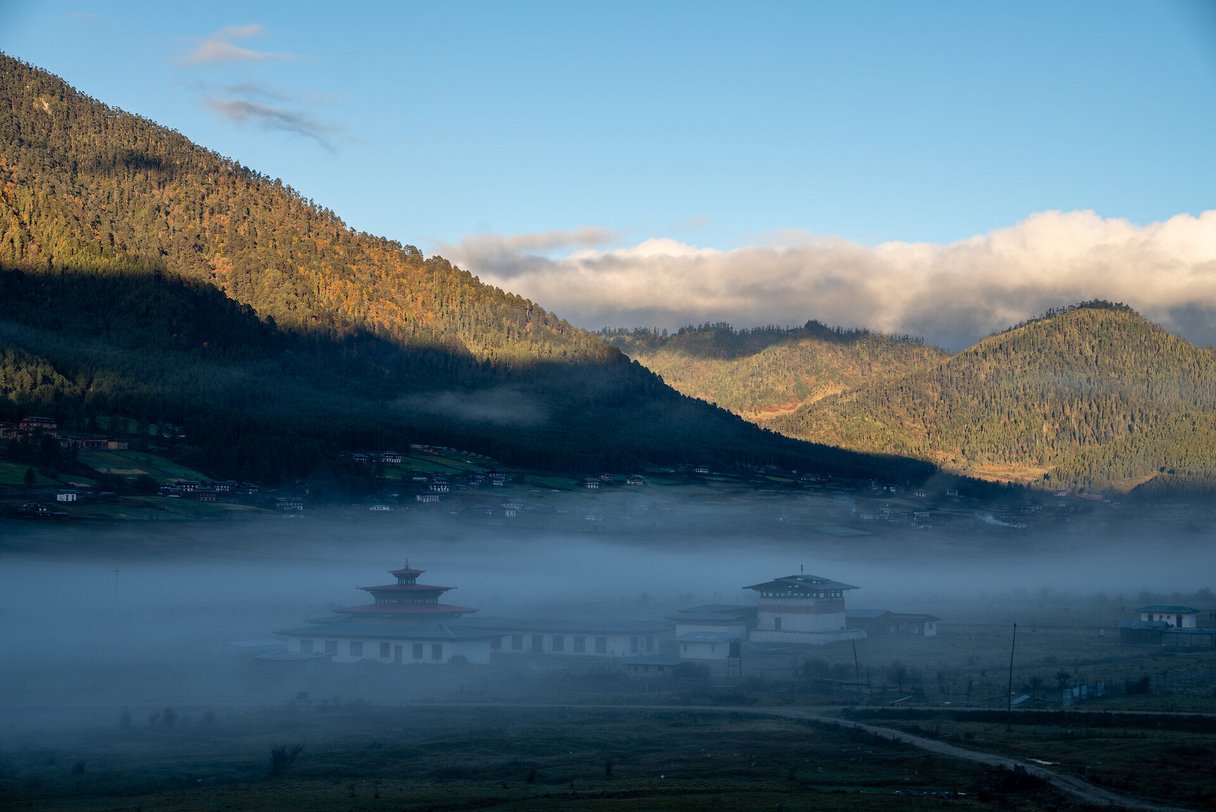 Mystische Stimmung mit Nebel über dem Tempel  im Tal von Phobjikha in Bhutan
