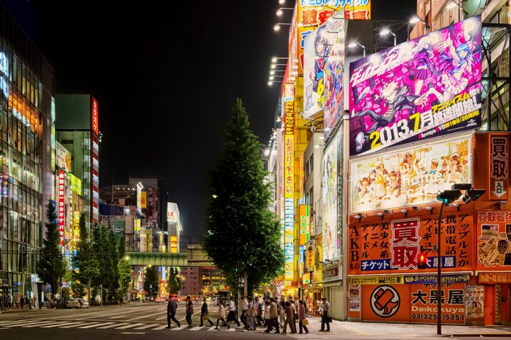 Die Lichter der Megametropole Tokyo in Japan