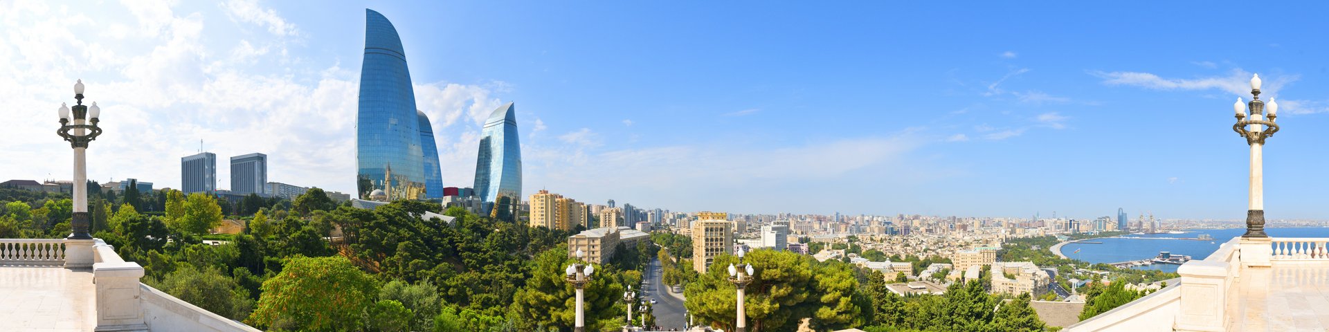Blick auf die Hochhäuser und die ganze Stadt Baku in Aserbaidschan