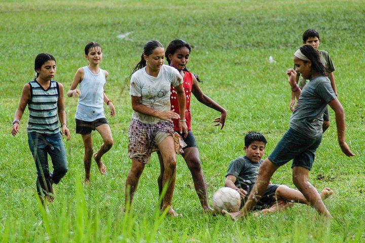 Mädchen und Jungen spielen Fussball in Costa Rica