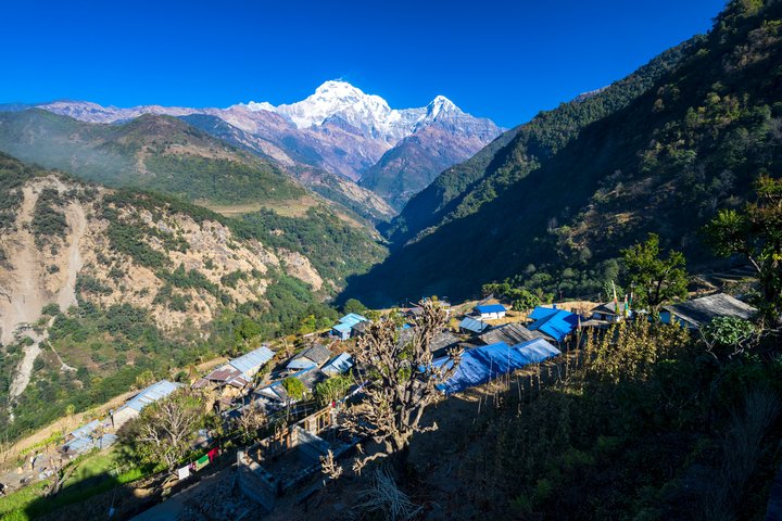 Dorf Landruk in Nepal mit Annapurna-Kette im Hintergrund