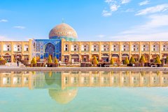 Moschee in Isfahan mit Wasser im Vordergrund