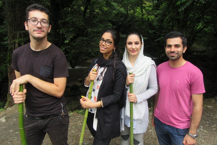 Vier junge Menschen im Iran