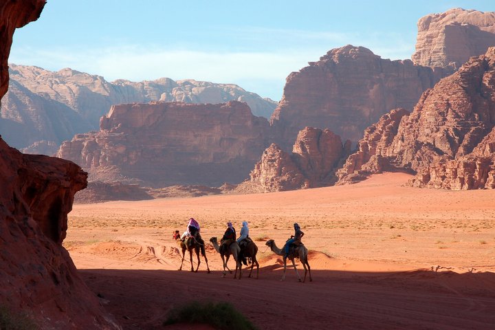 Unterwegs mit Kamelen im Wadi Rum in Jordanien