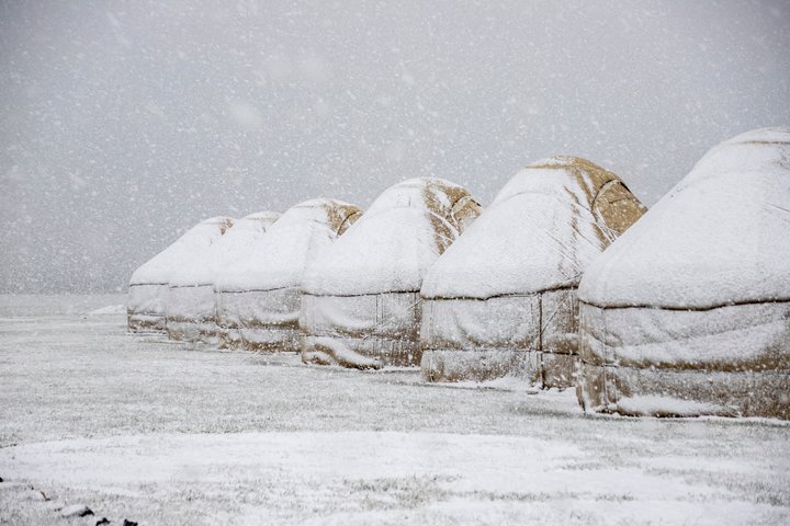 Kirgisische Jurten im Schneetreiben