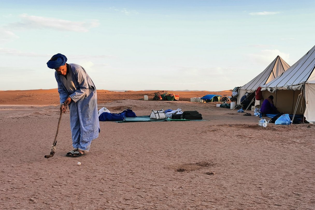 Minigolf spielen mit Abdellah in der Wüste.