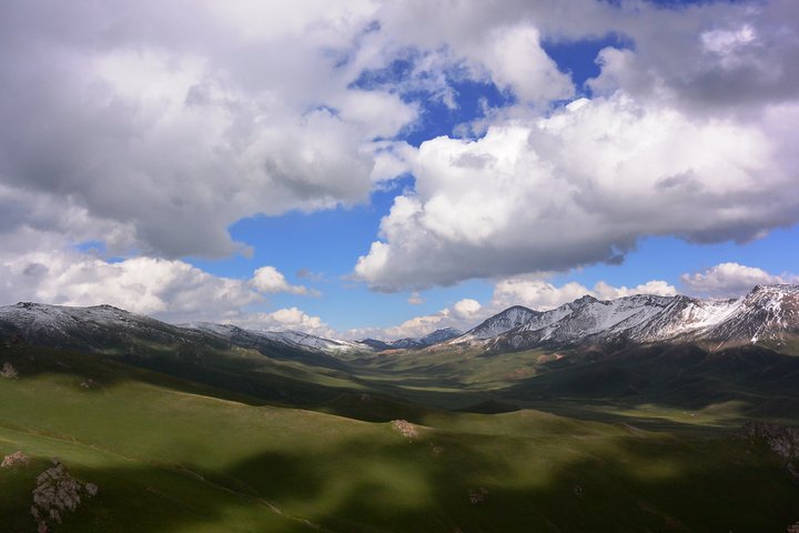 Mit Schnee bedeckte Berglandschaft in Kirgistan