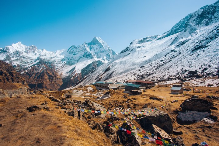 Blick aufs Annapurna Base Camp und schneebedeckte Berge