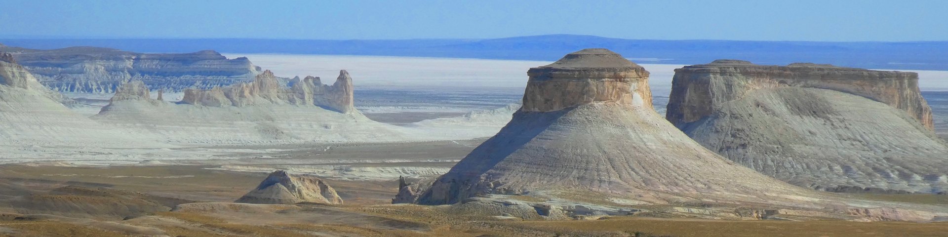 Unendliche Weite in Mangystau Blick über die weite Ebene in Mangystau mit den Kalksteinbergen