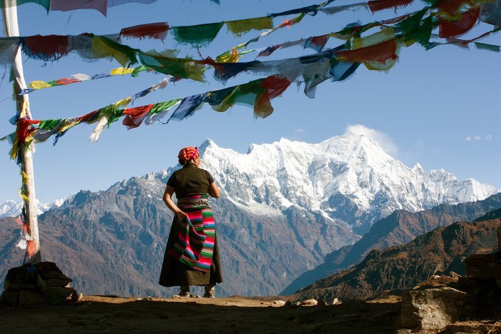 Nepalesin vor dem Bergpanorama im Langtang-Gebiet in Nepal