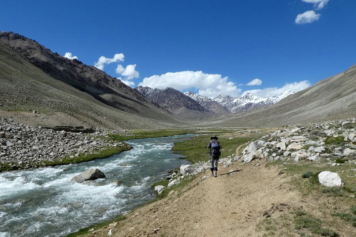 Wanderer am Fluss im Pamir