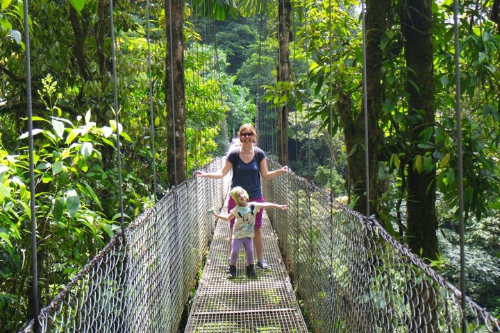 Mutter mit Kind auf einer Hängebrücke im Dschungel von Costa Rica