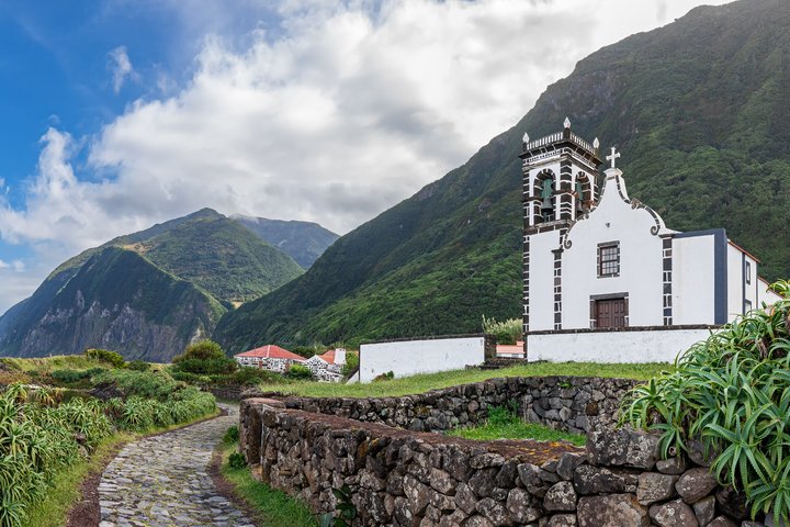 Weisse Kirche im Fajã da Caldeira de Santo Cristo auf São Jorge