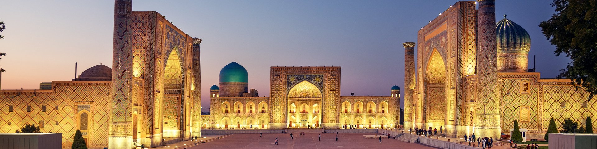 Der Registan-Platz in Samarkand hell beleuchtet am Abend