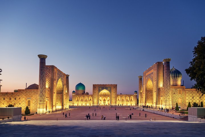 Der Registan-Platz in Samarkand hell beleuchtet am Abend