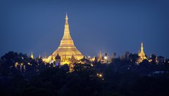 Beleuchtete Shwedagon Pagoda bei Nacht