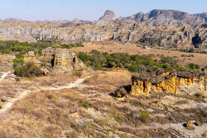 Landschaft im Isalo-Nationalpark mit Wanderweg auf Madagaskar