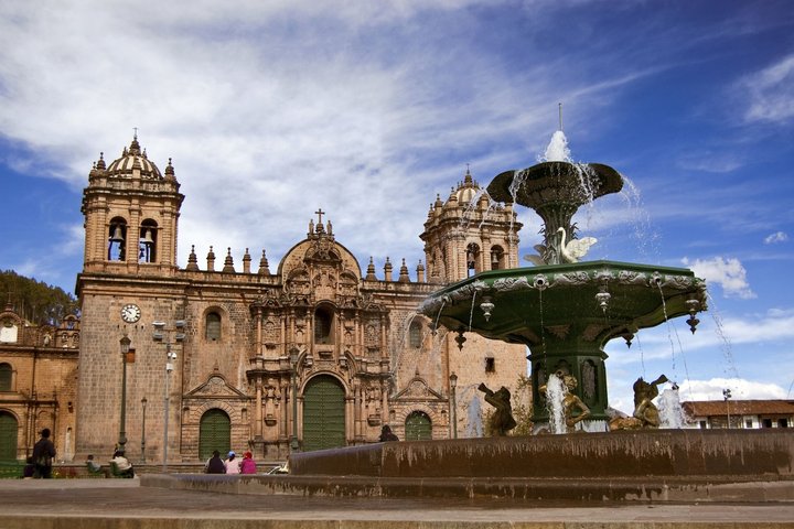 Kirche und Brunne auf der Plaza de Armas in Cusco