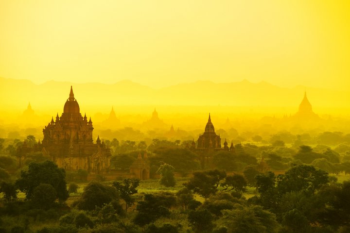 Sonnenaufgang über der Temeplanlage von Bagan in Myanmar