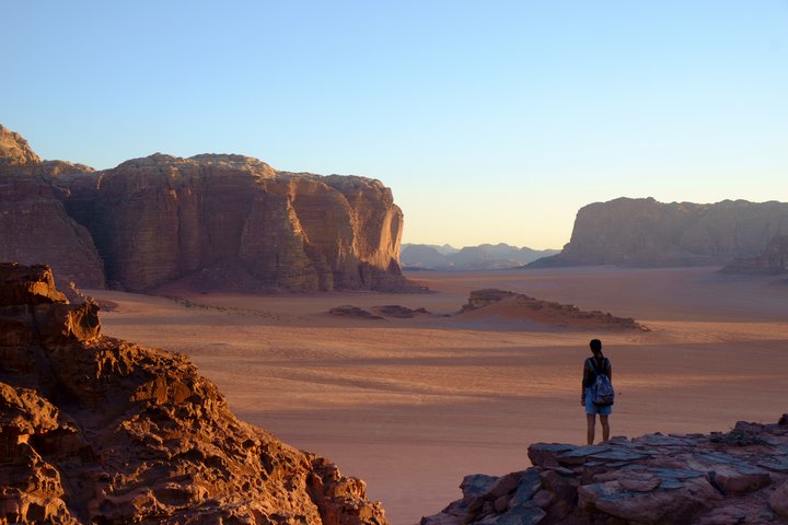 Eine Reisende blick aufs Wadi Rum in Jordanien