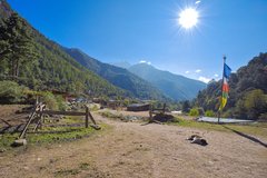 Das Dorf Shana Zam - Ausgangspunkt zum Laya-Trekking