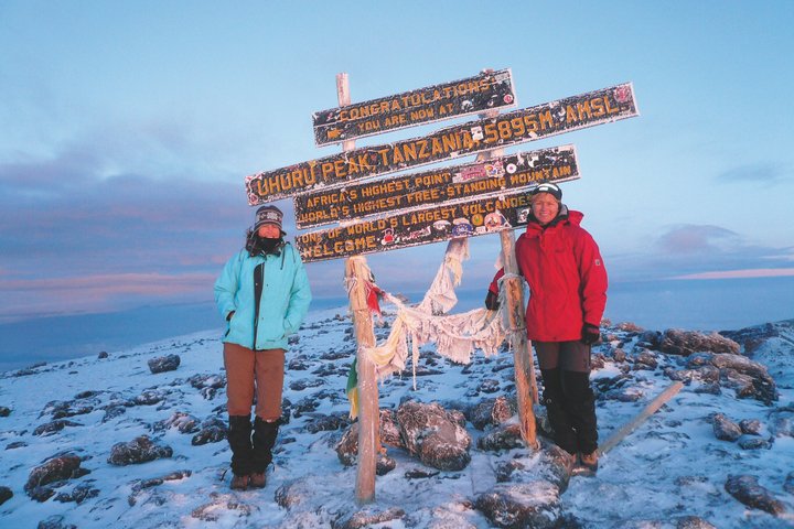 Auf dem Gipfel vom Kilimanjaro, dem Uhuru Peak