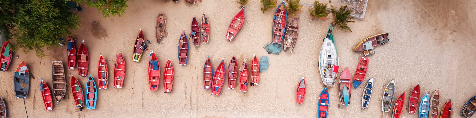 Fischerboote am Strand von Tarrafal auf Santiago