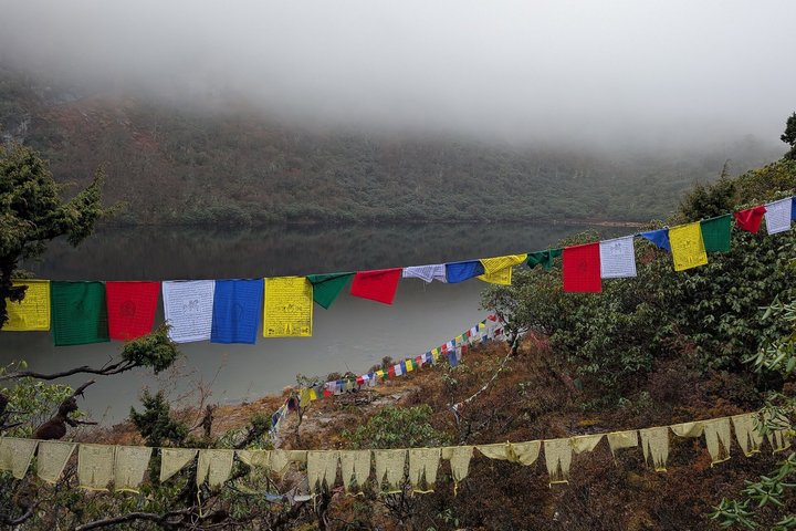 Gebetsfahnen am heiligen See Jimilangtso