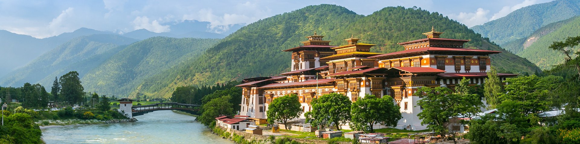 Das Kloster Punakha Dzong in Bhutan am Ufer des Flusses